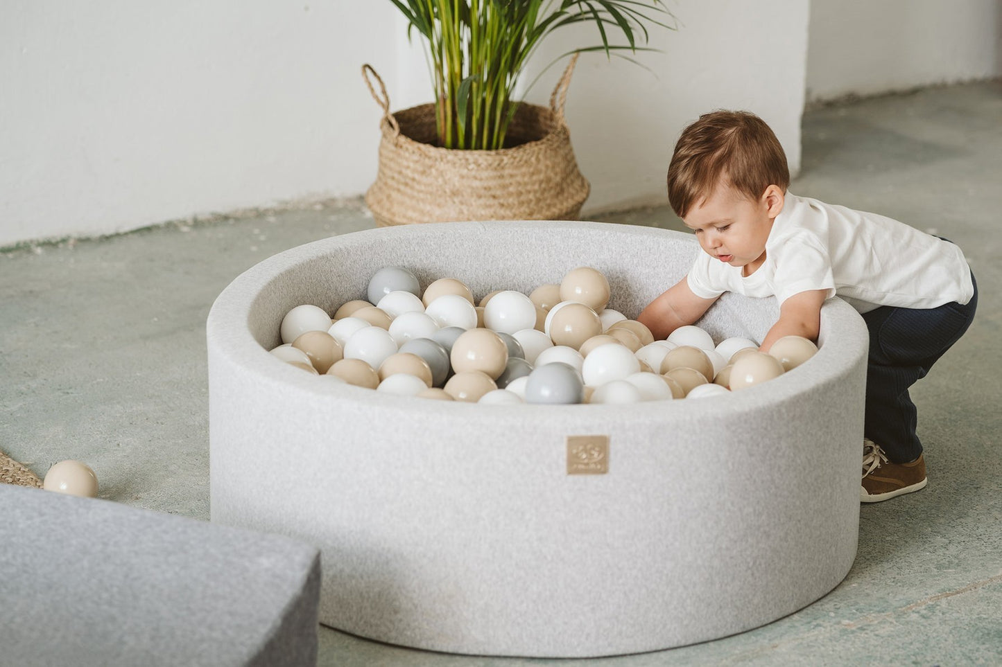 Glamour Round Foam Ball Pit with 250 Balls